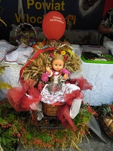 Mąż z żoną są na zakupach.
Żona: Kochanie, patrz, jakie fajne buty znalazłam! Tylko zapomniałam portfela...
Mąż sięga po swój, żonka już się cieszy.
- Ile te buty? - pyta.
- 700...