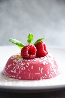 Wegańska malinowa panna cotta FIT. Przepis po kliknięciu w zdjęcie.