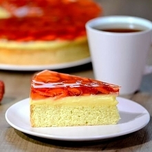 Тирольский пирог с клубникой 

Ингредиенты: 

Для бисквита: 

яйца - 5 шт. 
сахар - 150 г 
ванильный экстракт - 1 ч.л. 
мука - 140 г 
кукурузный крахмал - 30 г 
соль - щепотка 

Для заварного крема: 

яичные желтки - 4 шт. 
сахар - 100 г 
кукурузный крахмал - 40 г 
молоко - 500 мл 
сливочное масло - 40 г 
ванильный экстракт - 1 ч.л. 

Для пропитки: 
сахарный сироп - 50 мл 

Для желе: 

желе со вкусом клубники (порошок) - 90 г 
кипяток - 350 мл 
клубника - 500 г 

1) Разогреть духовку до 180 °С. 
2) Приготовить бисквит. Белки отделить от желтков. К белкам добавить щепотку соли и взбить миксером до мягких пиков. Небольшими порциями добавить сахар, продолжая взбивать до крепких пиков. Добавить ванильный экстракт и желтки, взбить до однородности. Затем постепенно ввести муку с крахмалом. Аккуратно перемешать лопаткой снизу вверх до однородной массы. 
3) Готовое тесто вылить в форму диаметром 26 см, застеленную бумагой для выпечки. 
4) Выпекать в разогретой духовке 25-30 минут. Готовность бисквита проверить деревянной шпажкой, если при прокалывании она выходит чистой из бисквита — значит он готов. 
5) Готовый бисквит вынуть из духовки и дать остыть в течение 10 минут. Затем вынуть из формы и дать полностью остыть на решетке. 
6) Приготовить заварной крем. К желткам добавить сахар и взбить венчиком в течение минуты. Затем добавить кукурузный крахмал и хорошо перемешать до однородной массы без комочков. Отложить миску в сторону. 
7) В сотейник налить молоко и поставить на средний огонь. Довести молоко до кипения, но не кипятить. Снять с огня. 
8) Тонкой струйкой, все время перемешивая, влить часть молока в желтковую смесь, хорошо перемешать. Перелить полученную смесь обратно в сотейник к оставшемуся молоку, поставить на средний огонь и, все время интенсивно перемешивая венчиком, варить крем до загустения. Снять с огня, добавить сливочное масло и ванильный экстракт. Хорошо все перемешать до однородности. 
9) Перелить крем в чистую миску, накрыть пищевой пленкой в контакт и оставить остывать при комнатной температуре. 
10) Дно формы затянуть фольгой или полиэтиленовой пленкой.Стенки формы немного смазать сливочным маслом и застелить бумагой для выпечки или кондитерской ацетатной плёнкой. 
11) Собрать пирог. Срезать верх бисквита.На дно формы выложить корж. Пропитать бисквит сахарным сиропом, сверху выложить весь заварной крем, и равномерно распределить. Поверх крема уложить клубнику. Убрать пирог в холодильник. 
12) Желе со вкусом клубники залить кипятком, хорош...