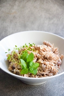 Pełnoziarnisty makaron z burratą i prosciutto w 5 minut! Przepis po kliknięciu w zdjęcie.