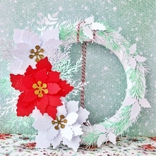 Wystarczy kilka bombek, gałęzi a nawet sztucznych kwiatków i powstanie śliczna, indywidualna ozdoba do powieszenia w oknie, na drzwiach czy do położenia na świątecznym stole.