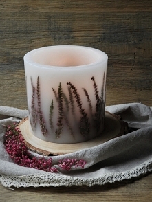 Roślinne wspomnienia misternie zatopione w przykuwającym wzrok lampionie, gdzie światło wydobywa z nich naturalne piękno, tworząc wyjątkową atmosferę, ofiarowując nam delikatnoś...