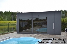 Domek saunowy FORNAX z pomieszczeniem relaksacyjnym i sauną powiększony o niewielkie pomieszczenie gospodarcze. Producent: TAPIS.PL