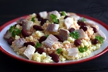 Sałatka z kaszy jaglanej z fasolką i wędzonym pstrągiem