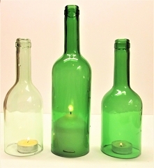 Świeczniki wykonane ze szklanych butelek.