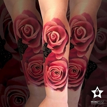 Kolorowy i kobiecy tatuaż na przedramię. Niepodległe Studio Tatuażu Mokotusz mokotusz.pl