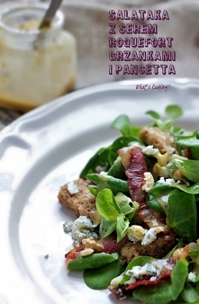 Sałatka z serem roquefort, pancettą i grzankmi na ciepło