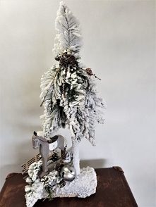 Biała choinka od totaldeco.pl  ze stroikiem