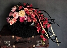 Dekoracja na grób od totaldeco.pl z różowymi kwiatami