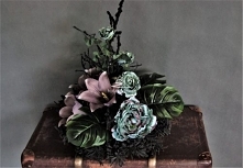 Stroik na cmentarz od totaldeco.pl na czarnej flokowanej bazie florystycznej