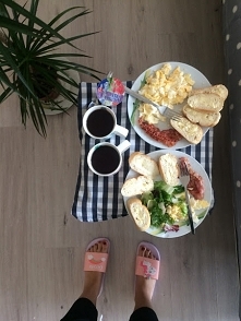 Angielskie śniadanie w francuskim stylu.