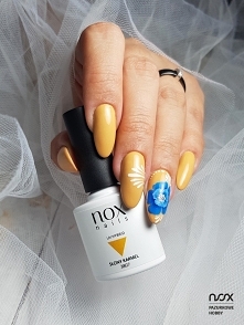 Jesień to idealny moment na wykorzystanie orzechowych kolorków, a takim bez wątpienia jest Słony Karmel! Jak Wam się podoba w połączeniu z pięknym kwiatem? Dajcie znać! 