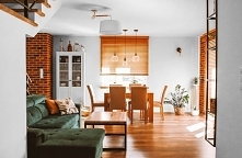 Żaluzje bambusowe w kolorze Graham w salonie

Montowane pod sufitem, dzięki czemu pomieszczenie wydaje się wyższe a żaluzje całkowicie zwijają się nad wnękę