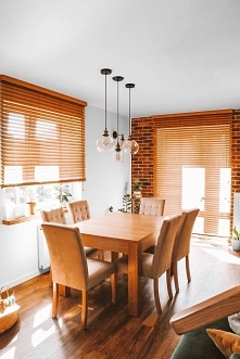 Żaluzje bambusowe w kolorze Graham w salonie

Montowane pod sufitem, dzięki czemu pomieszczenie wydaje się wyższe a żaluzje całkowicie zwijają się nad wnękę