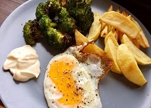 Jajko sadzone z pieczonym brokułem i frytkami
