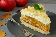 Jabłecznik z galaretką i bitą śmietaną