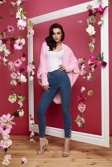 PIĘKNA SWETERKOWA NARZUTKA Z MODNYM SPLOTEM sukienki.shop