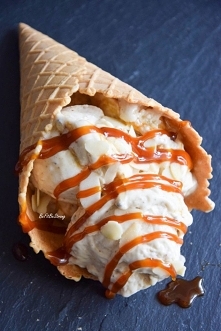 Najprostsze lody bananowe z migdałami i karmelem FIT. Przepis po kliknięciu w zdjęcie.