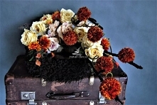 Wieniec na wszystkich świętych od totaldeco.pl, dekoracja kwiatowa na grób.
W budyniowo różowych i rudych kolorach.