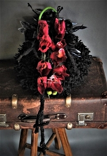 Czarny wianek na cmentarz od totaldeco.pl z pięknym bordowym cymbidium.
Nowoczesna dekoracja nagrobna w ciekawej formie i kolorystyce.