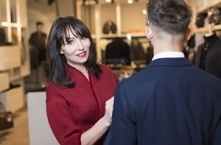 Barbara Kohlbrenner oferuje również usługi jako stylistka ubioru dla mężczyzn.