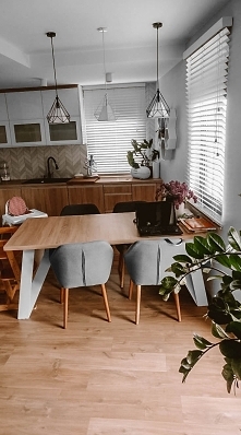 Białe żaluzje drewniane w k...