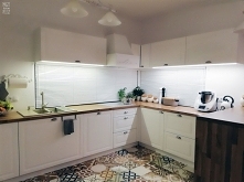 Białe żaluzje drewniane 25mm zamontowane we wnęce, okna panoramiczne w kuchni

Zdjęcie dostaliśmy od naszej klientki, Pani Justyny :)

Żaluzje znajdziesz na Nasze Domowe Pielesze