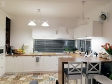 Białe żaluzje drewniane 25mm zamontowane we wnęce, okna panoramiczne w kuchni

Zdjęcie dostaliśmy od naszej klientki, Pani Justyny :)

Żaluzje znajdziesz na Nasze Domowe Pielesze