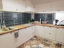 Białe żaluzje drewniane 25m...