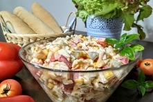 Sałatka z wędzonym kurczakiem i oliwkami