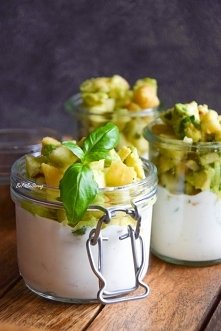 Tatar z awokado i jabłek z jogurtem. Przepis po kliknięciu w zdjęcie.