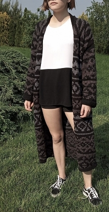 długi kardigan z resztek włóczek na drutach