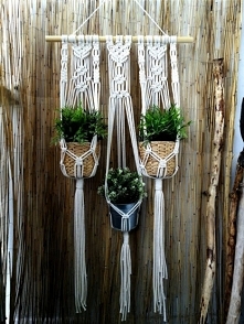 Makrama kwietnik MKW21.
Długość całkowita (łącznie z zawieszką)  około 130 cm.
Szerokość kijka około 57 cm.
Kolor ecru.
W razie pytań zapraszam do kontaktu :)