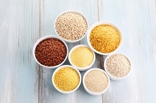 Kasza gryczana, jęczmienna, manna czy jaglana... Mnóstwo gatunków, a wszystkie zawierają cenne minerały, witaminy i błonnik. Ale - choć stare porzekadło mówi, że od kaszy człowi...