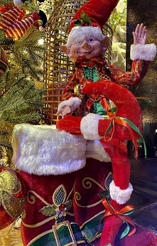 Elf wita i żegna z kolorowej wystawy. Późną porą wieczorem z wczesnym święta idą...ale pięknie z ulicy wygląda.