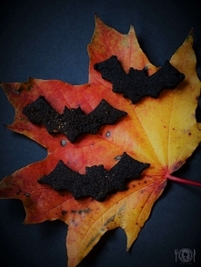 Mroczne keto czarne ciastka są idealną przekąską na Halloween! Zróbcie je w kształcie dyni, nietoperza czy wiedźmy, aby były jeszcze bardziej klimatyczne!