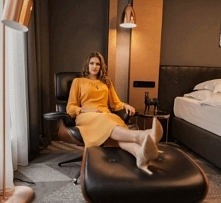 Jak co roku przygotowaliśmy dla Was kolorystyczne kracje nawiązujące do pory jesiennej. Sandra to sukienka w stylu casual uszyta z myślą o kobietach, które pragną wyglądać i czu...