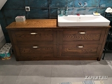 Szafka łazienkowa wykonana z drewna