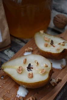 Gotowana gruszka z miodem i jogurtem