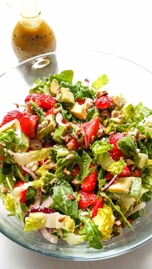 sałatka z truskawkami awokado i rukolą