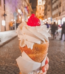 Trdelnik, czyli obowiązkowy smakołyk do spróbowania podczas pobytu w Pradze!
.
.
Instagram => @nieidentyczna
