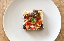 Szybka pizza na chlebie tostowym to idealny pomysł na pyszną kolację. Jest smaczna i bardzo łatwa w przygotowaniu co jest jej kolejną ogromną zaletą.