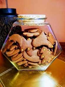 Pierniczki  
200 g masła
3/4 szkl. cukru
2/3 szkl. miodu
3 szkl. mąki { jeżeli ciasto za bardzo się lepi , podsypać trochę więcej }
1 łyż. kakao { czubata }
2 łyżki przyprawy do...