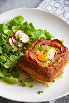 Jajko zapiekane w bułce z szynką i serem. Przepis po kliknięciu w zdjęcie.