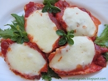 PIERŚ KURCZAKA W POMIDORACH Z MOZZARELLĄ