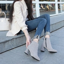 Klasyczne botki na małym słupku sprawdzają się zawsze i do wszystkiego. Klasyka to podstawa.