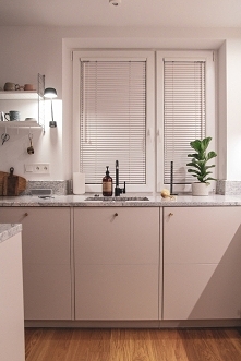 Nasze białe żaluzje drewniane 25mm w kuchni Karolina.Pingielska (Instagram) :)

Jeśli szukasz żaluzji na wymiar, zapraszamy Cię do NASZE DOMOWE PIELESZE