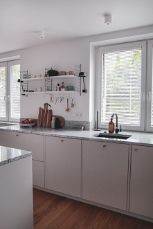 Nasze białe żaluzje drewniane 25mm w kuchni Karolina.Pingielska (Instagram) :)

Jeśli szukasz żaluzji na wymiar, zapraszamy Cię do NASZE DOMOWE PIELESZE