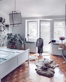 Żaluzje drewniane białe, montowane w świetle szyby w sypialni Karolina.Pingielska (Instagram)

Jeśli szukasz żaluzji, zapraszamy na Nasze Domowe Pielesze :)