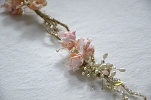 Ślubny wianek do włosów z naturalnymi kamieniami oraz kwiatami. 
Łucja Zając Atelier